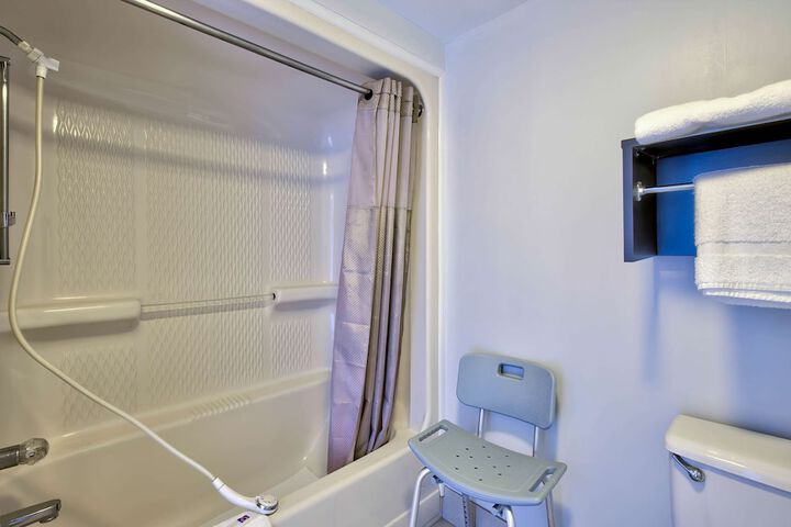 Room 6 of 25