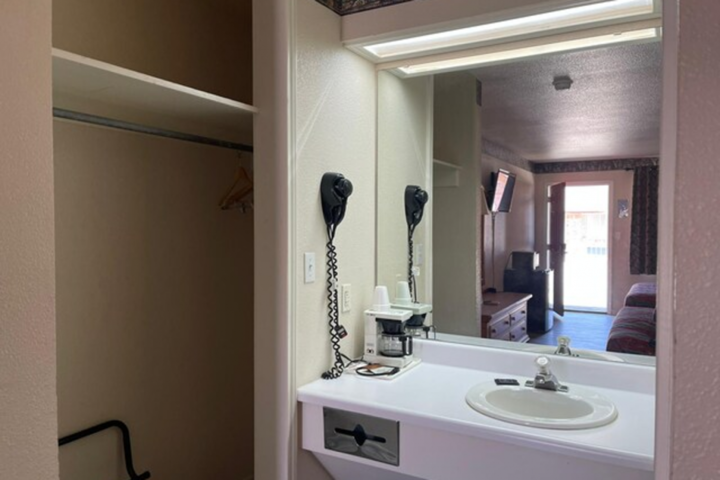 Lakeside Inn & Suites by OYO Mathis I 37