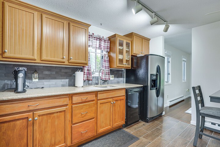 Quaint Bristol Townhome 14 Mi to West Hartford!