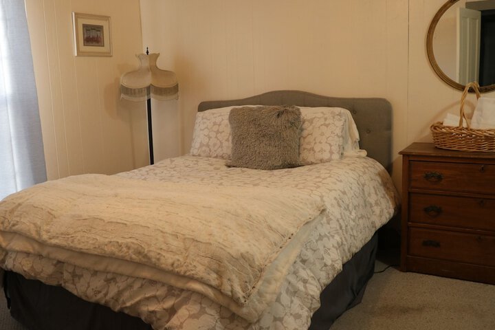 Room 4 of 9