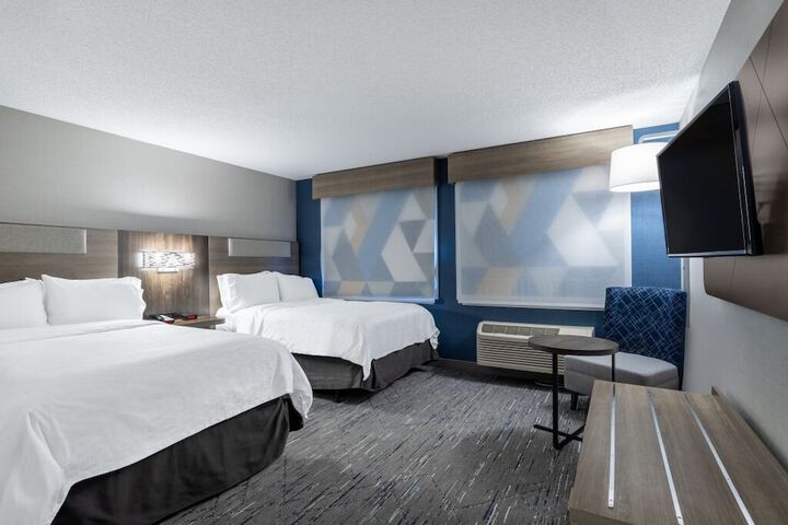Holiday Inn Express & Suites Vadnais Heights by IHG