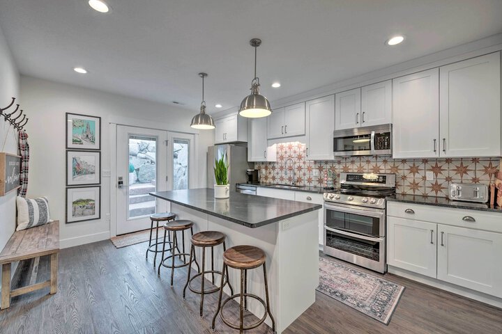 Vibrant Chic Home 20 Mi to Salt Lake City!