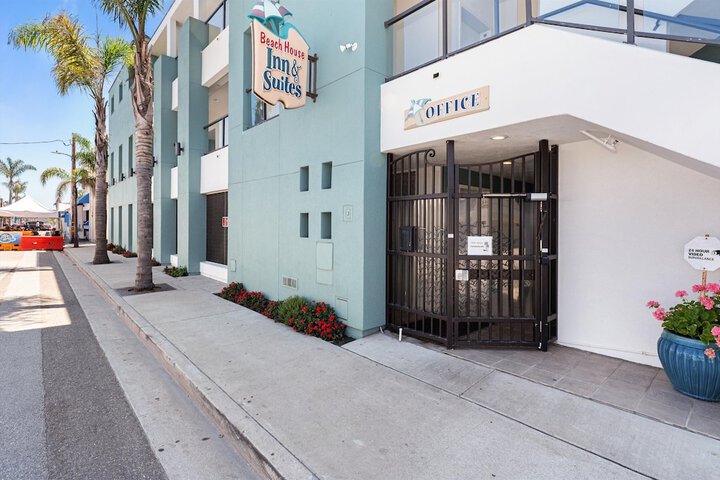 Beach House Inn & Suites