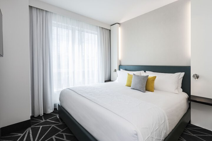 Room 32 of 62