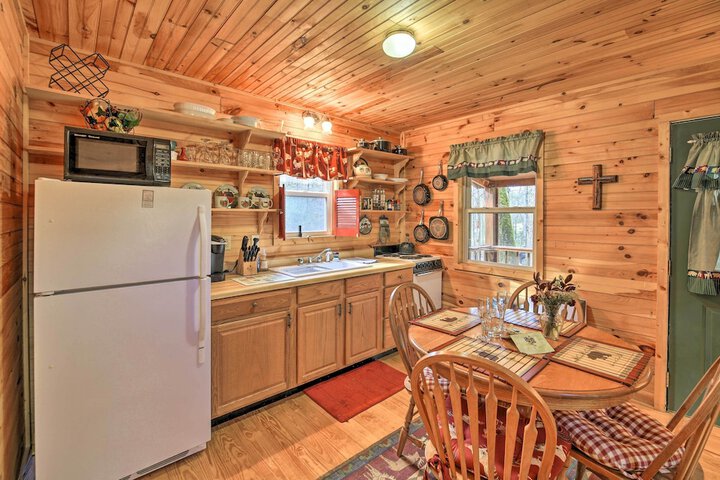 Peaceful Mountain City Cabin w / Porch & Fire Pit