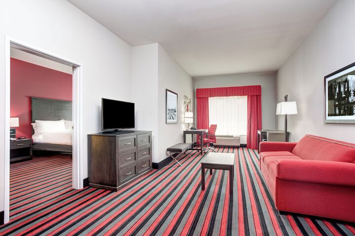 Holiday Inn & Suites Lafayette North by IHG
