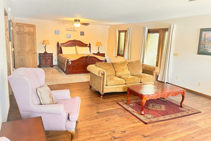 Horseshoe Bay Lodge