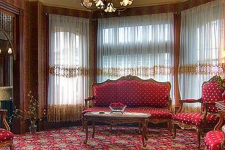 Gingerbread Mansion Inn