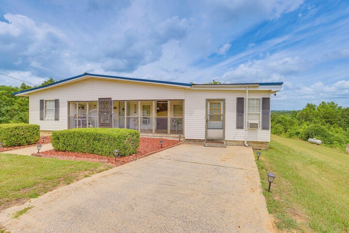 Clanton Cottage w / Charcoal Grill & Porch!