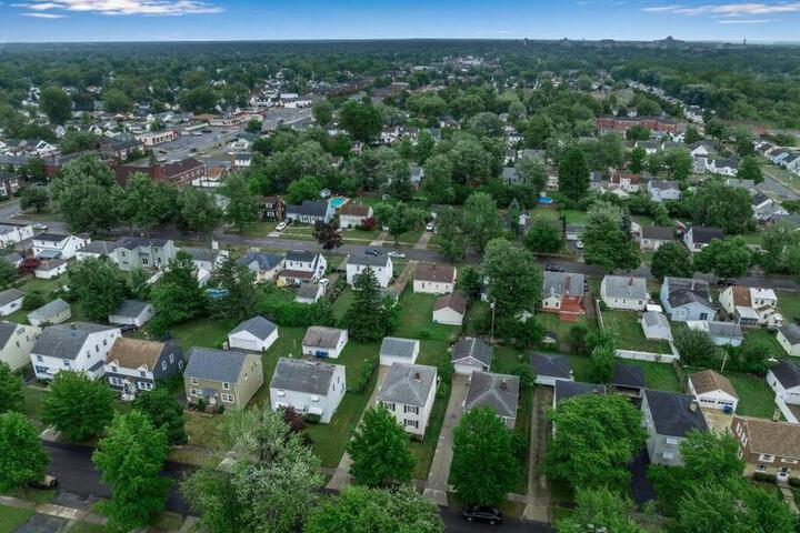 Gorgeous 2 Queen Bedroom Apartment in North Buffalo with 70 inch TV