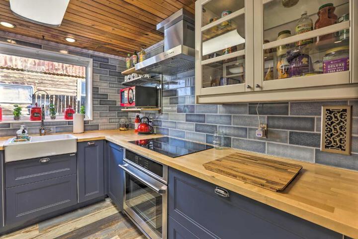 Lake Cabin w / King Bed Foodie Kitchen, & Views
