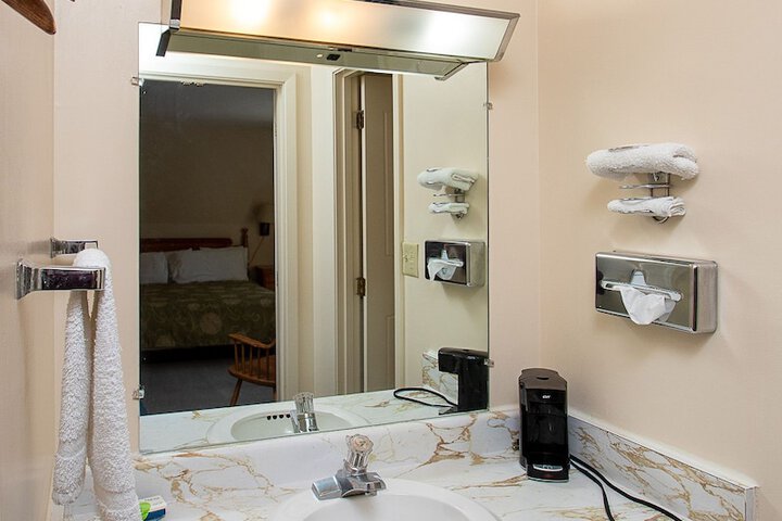 Country Squire Inn & Suites
