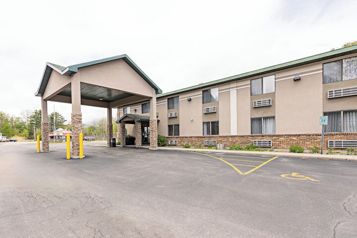 Quality Inn & Suites Marinette