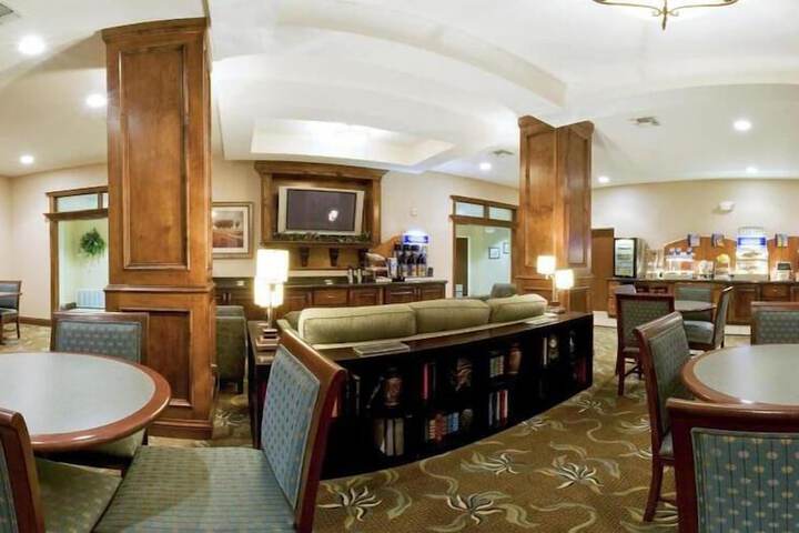 Holiday Inn Express Hotel & Suites Vernon College Area by IHG