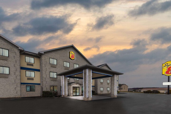 Super 8 by Wyndham Uniontown PA