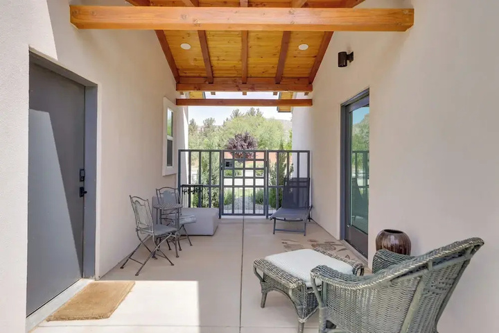 Hot Tub & Views: Modern Home 15 Mi to Zion NP
