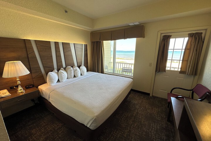 Mackinaw Beach & Bay Inn & Suites