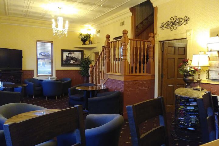 Lounge 58 of 60
