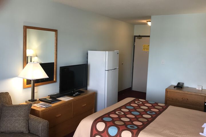 Super 8 by Wyndham Kindersley