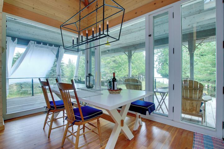 Serene Washington Island Getaway w / Private Beach!