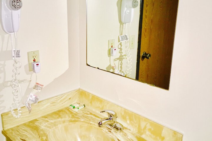 Room 8 of 18
