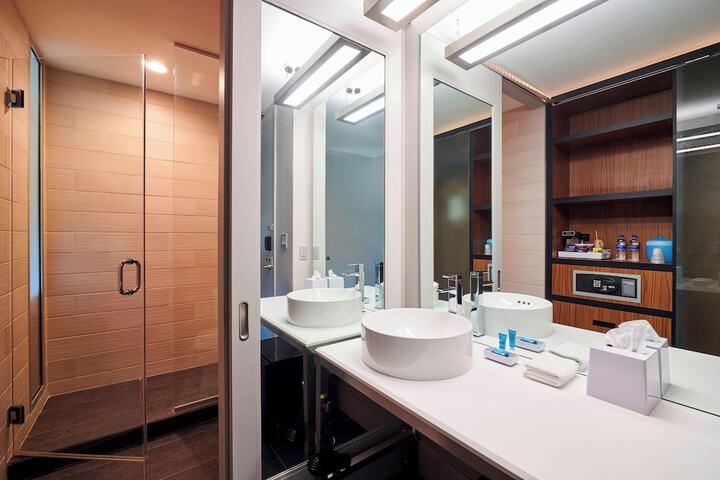 Aloft by Marriott Cleveland Airport