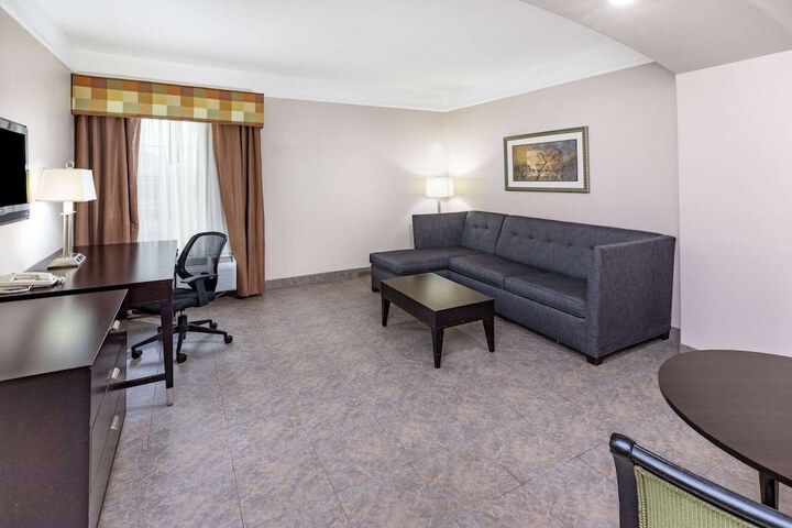Room 35 of 47