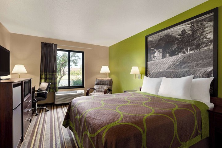 Super 8 by Wyndham Germantown / Milwaukee