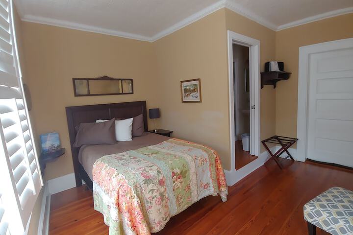 Room 8 of 10