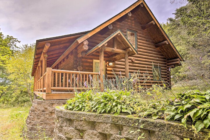 Splendid Family Cabin w / Hot Tub & Grill!