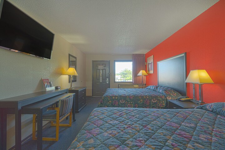 Regency Inn & Suites by OYO Bay City TX