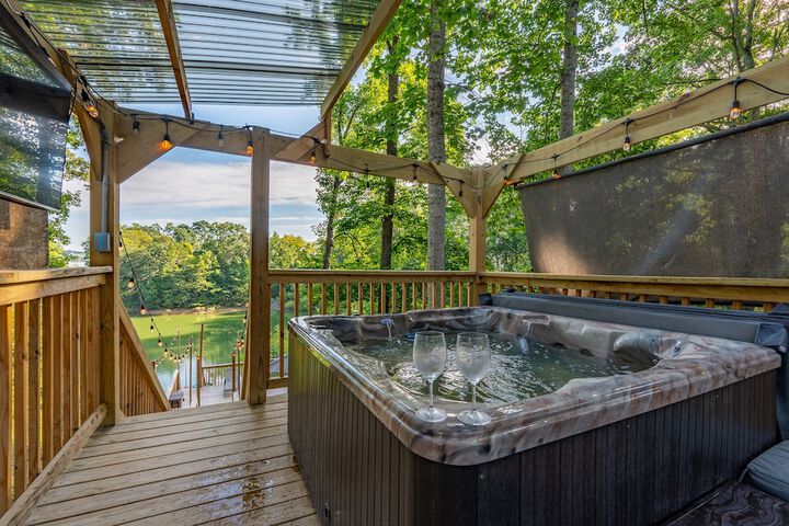 emerald Cove Chalet on Douglas Lake w / Hot Tub!