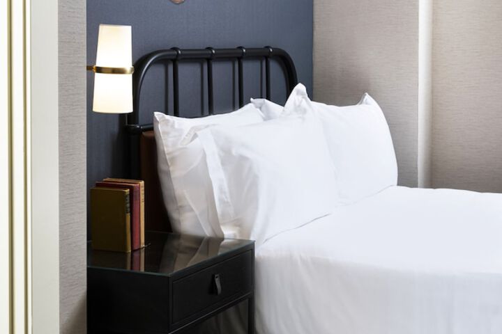 Room 42 of 60