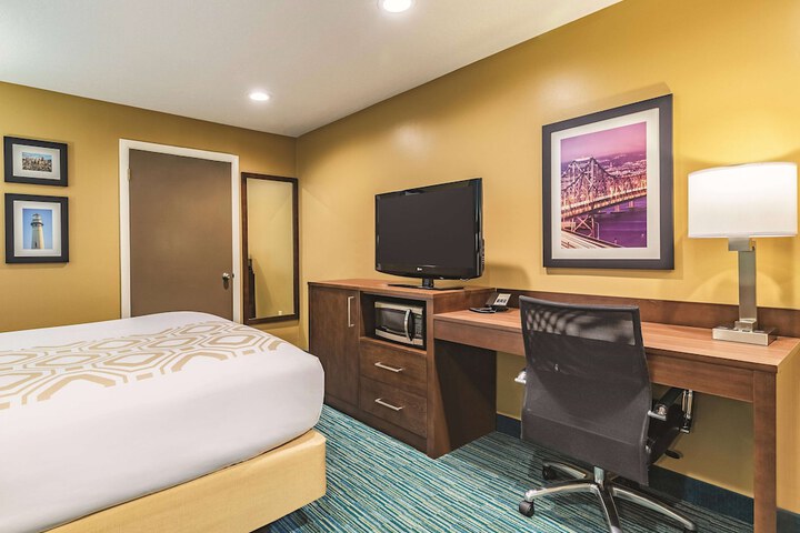 Room 32 of 82