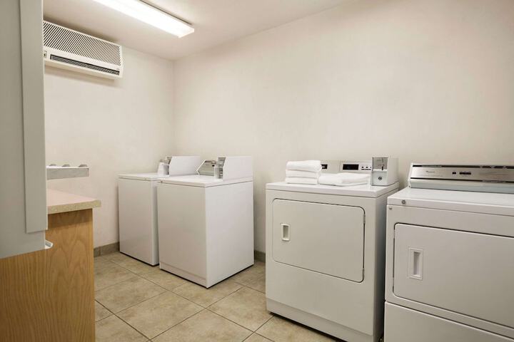 Super 8 by Wyndham Bellingham Airport / Ferndale