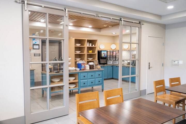 Country Inn & Suites by Radisson State College (Penn State Area), PA