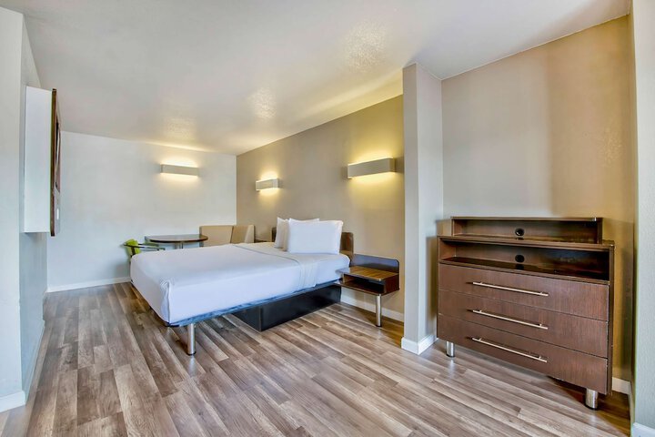 Room 25 of 28