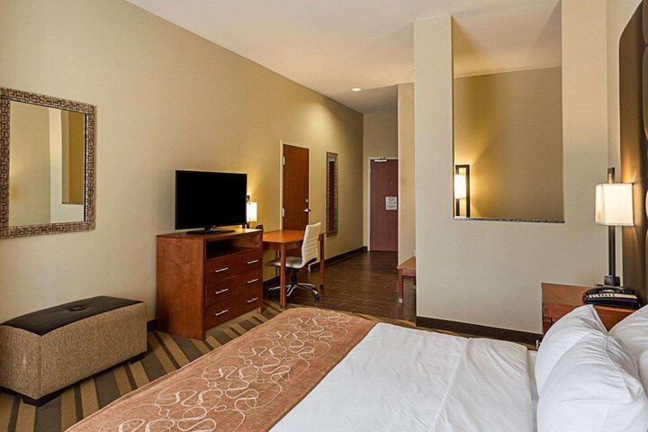 Comfort Suites near Tanger Outlet Mall