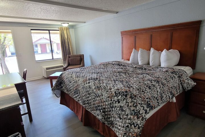 Room 27 of 40