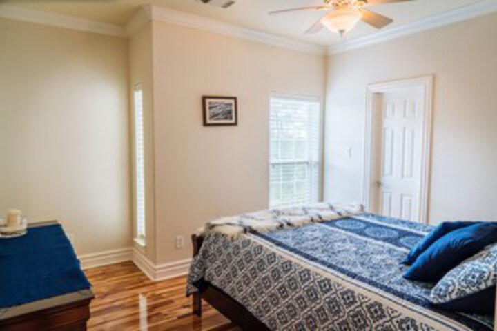 Spacious Kemah Boardwalk Townhome VR