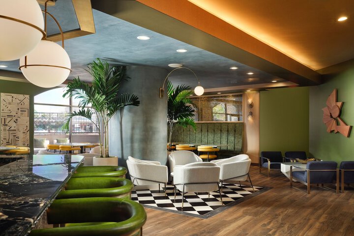 Lounge 64 of 76