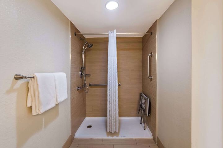 Room 35 of 62