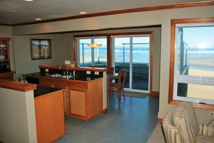 The Waves / The Argonauta Inn/The White Heron Lodge