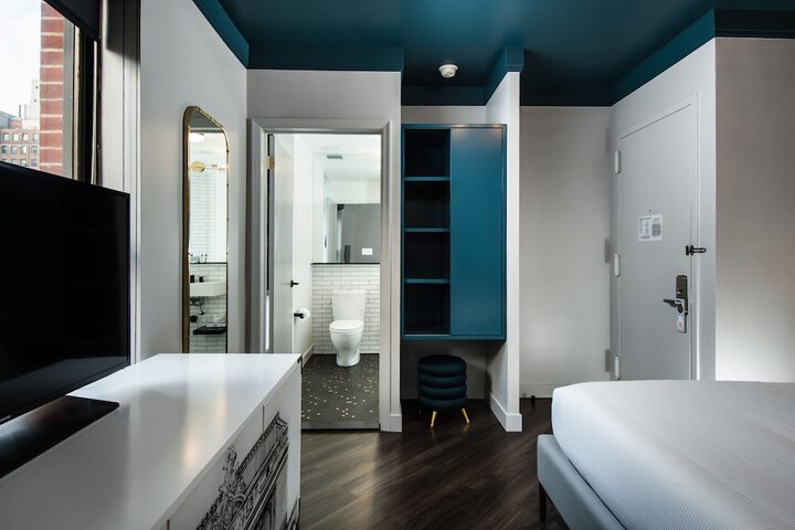 Room 11 of 18