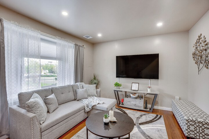 Charming Willow Grove Home w / Patio + Fire Pit!