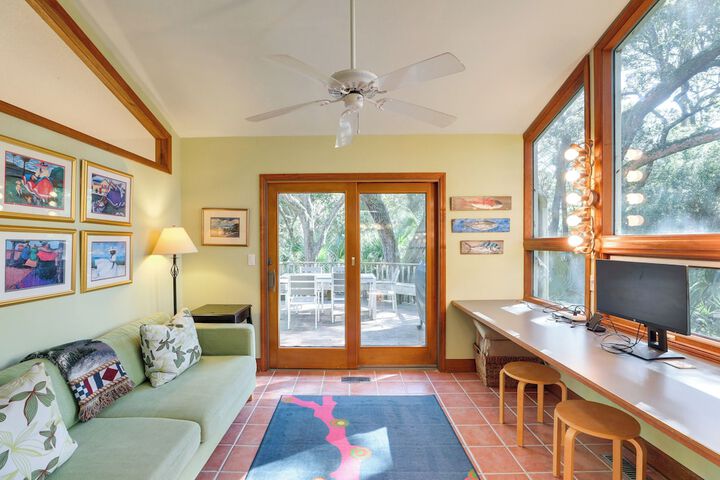 Spacious Kiawah Island Home w / Deck Walk to Beach