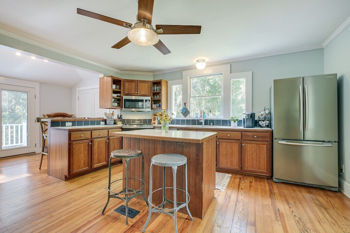 Historic & Charming Pittsboro Home w / Fireplaces