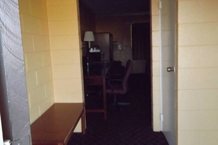 DELUXE INN