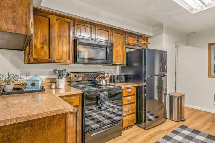Bright Updated Waterfront Cottage Pets Welcome!