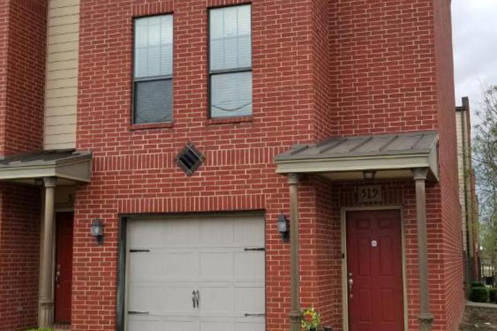 Old Fort Loft King & Queen suites nearest accomodation to Marshals Museum power your EV for free!